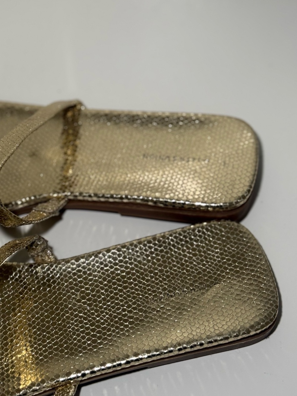 New ! Gold Metallic Toe-Loop Slide Sandals for Women Size 10 Cece 14th & Union - Picture 3 of 4